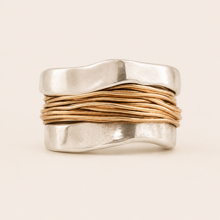 Liora | Anillo de Plata con Hilo Dorado