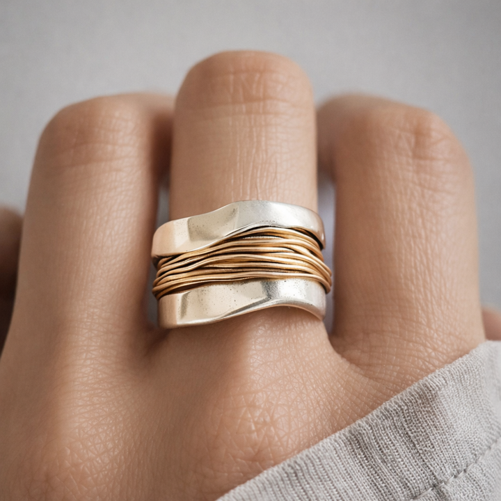 Liora | Anillo de Plata con Hilo Dorado