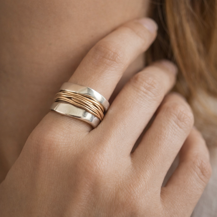 Liora | Anillo de Plata con Hilo Dorado